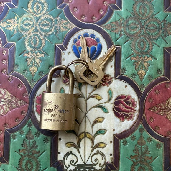 Vintage authentic Louie Vuitton lock and keys - Picture 2 of 3